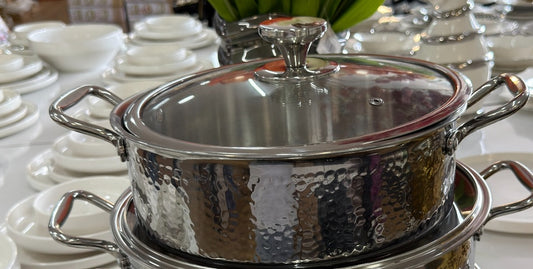 Silbernes Kochtopfset mit Glasdeckel und Metallgriffen