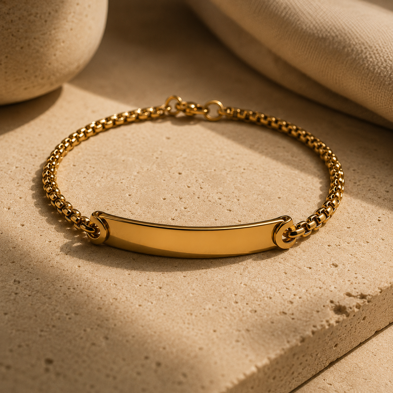 Personalisierte Geschenke für Sie mit goldenem Armband und Gravur