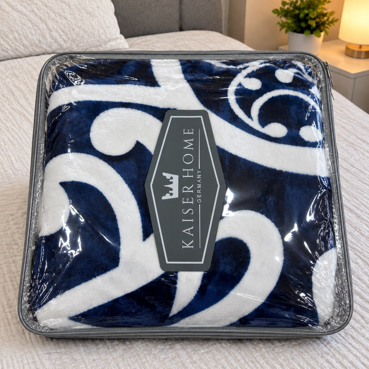 Kaiser Home Germany Kuscheldecke Blau Weiß in Aufbewahrungstasche