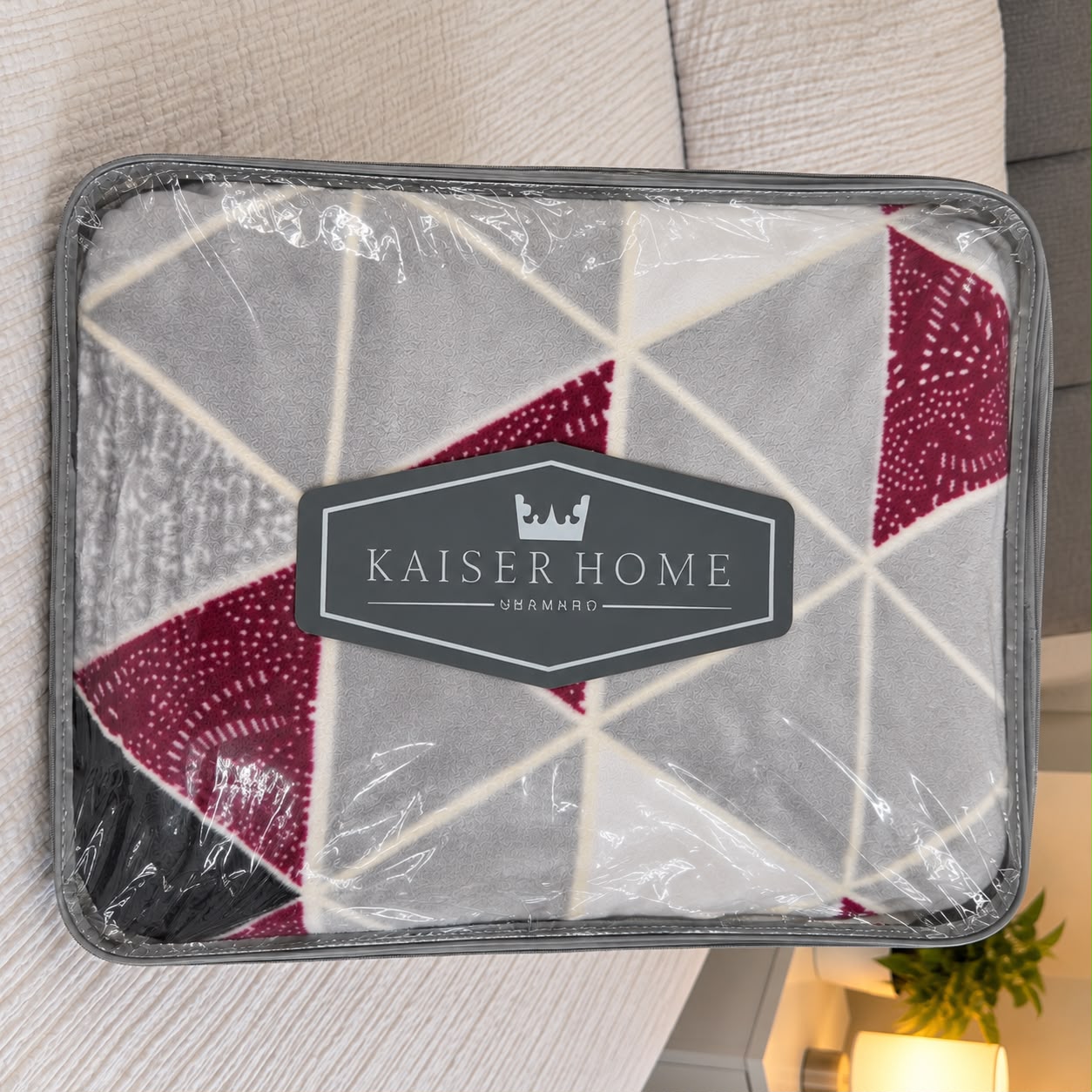 Kaiser Home Kuscheldecke Grau Bordeaux verpackt