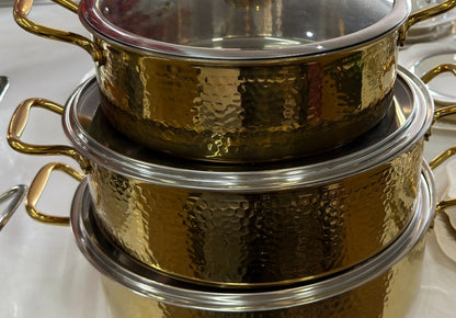 Detailansicht der gehämmerten Oberfläche des goldenen Kochtopfsets
