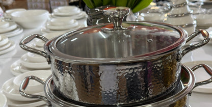 Silbernes Kochtopfset mit Glasdeckel und Metallgriffen