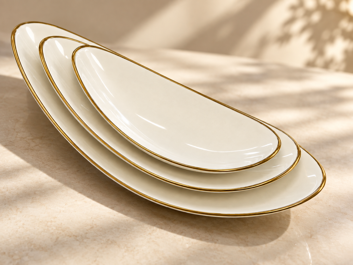 Elegante ovale Servierplatten mit Goldrand in Nahaufnahme