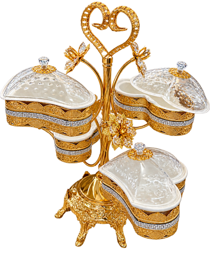 Servierschalen Set Herzform in Gold mit dekorativem Ständer und Deckeln – freigestellt