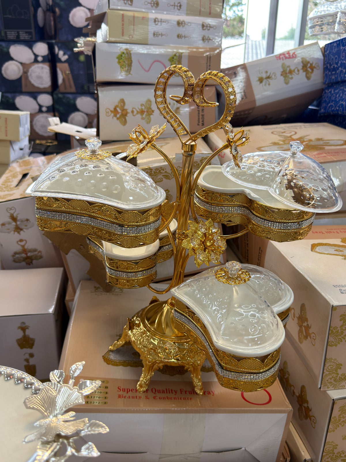 Servierschalen Set in Herzform mit Deckeln und dekorativem Ständer in Gold