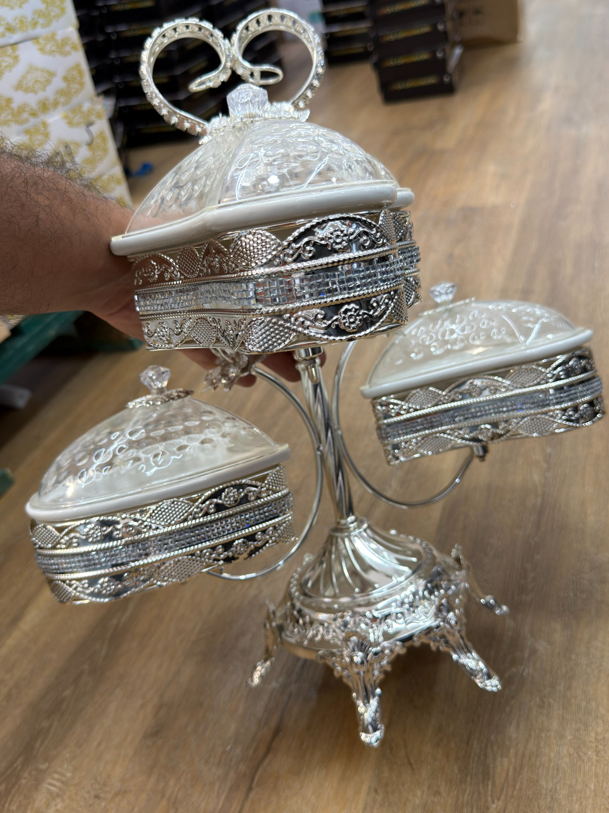 Nahaufnahme Servierschalen Set Herzform Silber mit Ornamenten und Deckeln