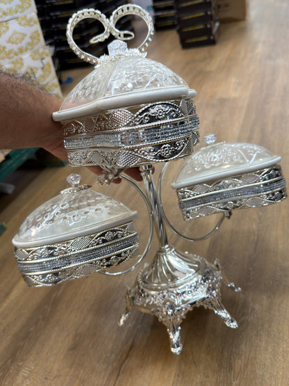 Nahaufnahme Servierschalen Set Herzform Silber mit Ornamenten und Deckeln