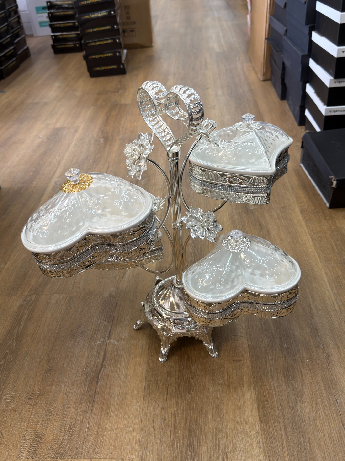 Servierschalen Set in Herzform mit Deckeln und dekorativem Ständer in Silber